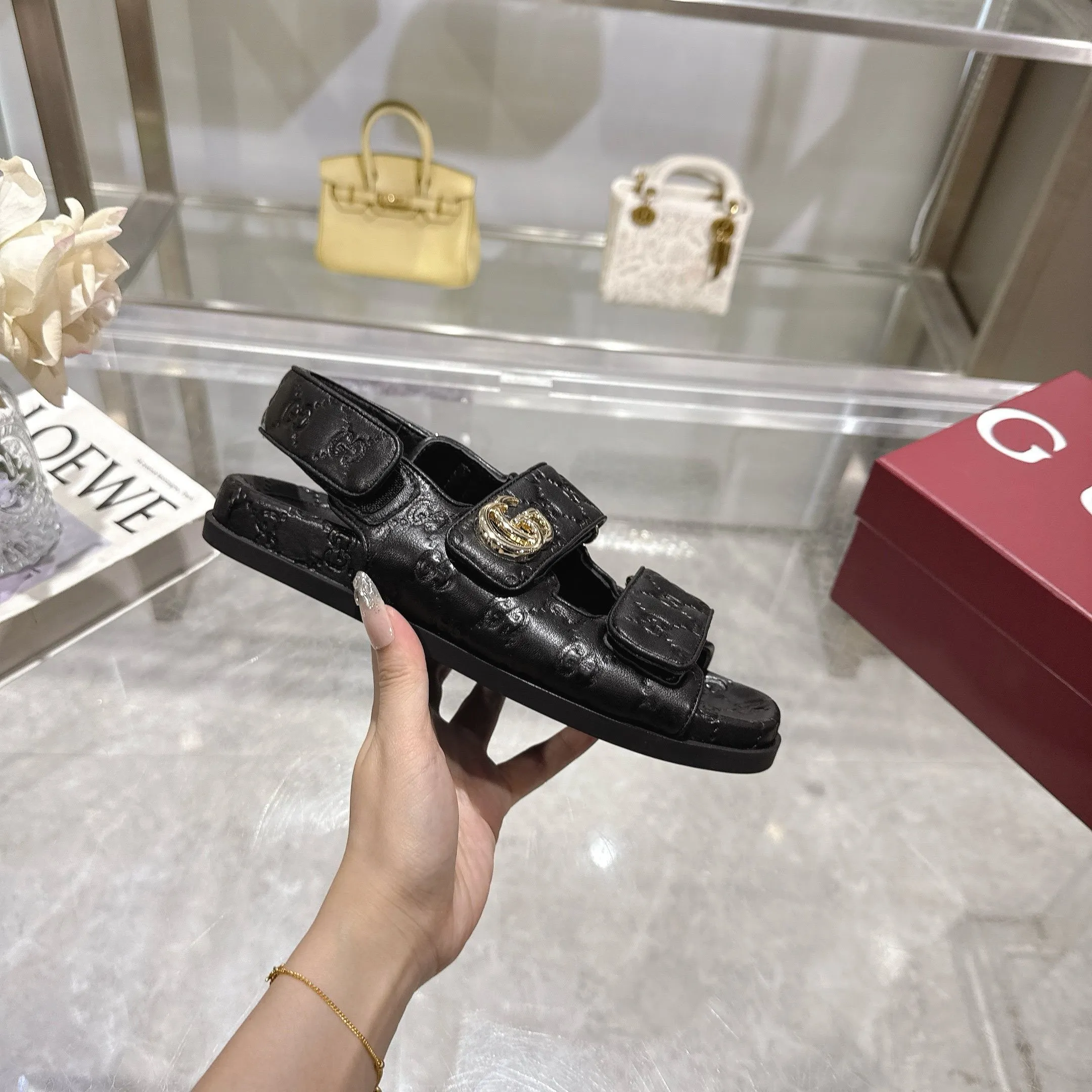 Wholesale direct sales 260👟👟 Gucci’s modern design aesthetic explores the path of unique craftsmanship, cleverly integrating the brand’s classic elements with its beloved brand identity. The sandal is embellished with the beloved Double G hardware, adding a touch of understated branding to the design, complementing the versatility of the Velcro straps. Women Light gold tone hardware Sheepskin lining Double G Rubber sole Velcro fastening Flat sole